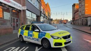 Derbyshire’da minibüsün çarptığı bir kişi hayatını kaybetti