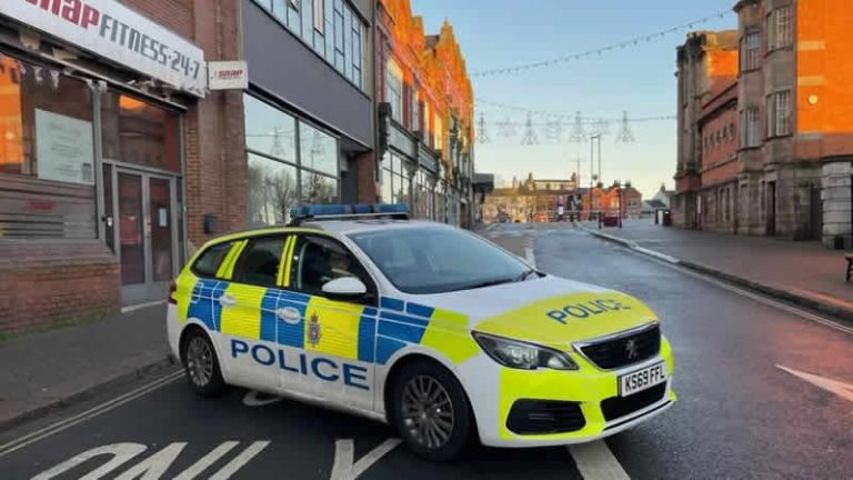 Derbyshire’da minibüsün çarptığı bir kişi hayatını kaybetti