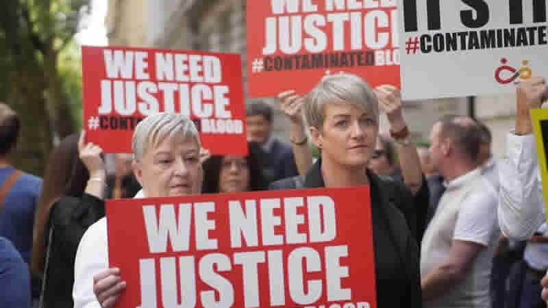 “Enfekte kan skandalının” mağdurları İngiltere hükümetine ilk yenilgisini tattırdı