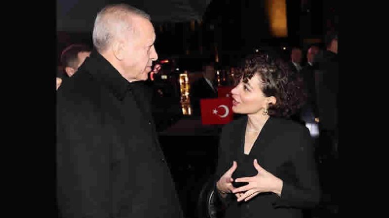 Erdoğan, Londra Bienali’nde ödül kazanan sanat eserini inceledi