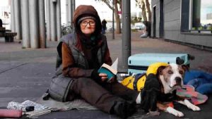 ‘Ev sahibim Mortgage payını ödemediği için artık sokaklarda uyuyorum’