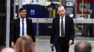 İngiltere, Kuzey İrlanda hükümetini canlandırmak için fon teklif etti