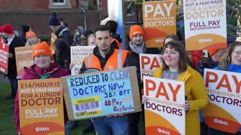 İngiltere’de 75 bin pratisyen hekim yeniden grevde