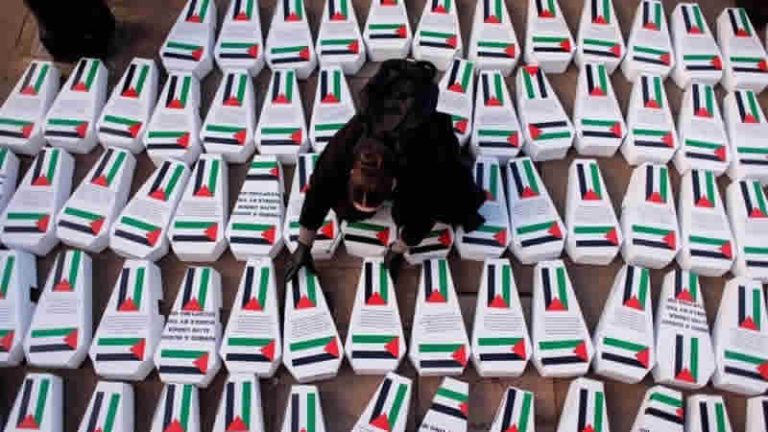 İngiltere’de Başbakanlık Konutu yakınına 450’den fazla çocuk tabutu bırakıldı