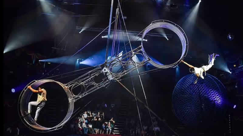 İngiltere’de bir akrobat gösteri sırasında 30 metre yükseklikten düştü