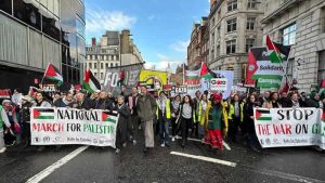 İngiltere’de on binlerce kişi Gazze’de ateşkes için 9’uncu kez sokaklarda