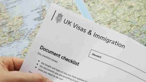 İngiltere’de “vasıflı işçi” vizesi için gerekli olan asgari maaş miktarı artırıldı