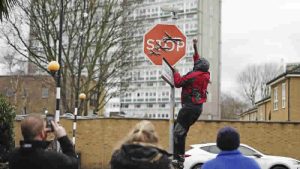 Londra’da Banksy’nin çiziminin olduğu trafik levhasını çalan kişi yakalandı