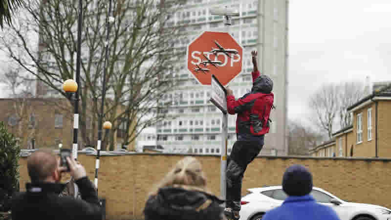 Londra’da Banksy’nin çiziminin olduğu trafik levhasını çalan kişi yakalandı