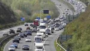 İngiltere’de Sürücülere Uyarı: “13:00 ile 19:00 Arası Seyahatten Kaçının”