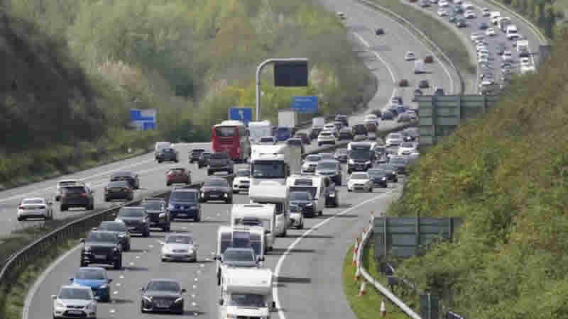 İngiltere’de Sürücülere Uyarı: “13:00 ile 19:00 Arası Seyahatten Kaçının”
