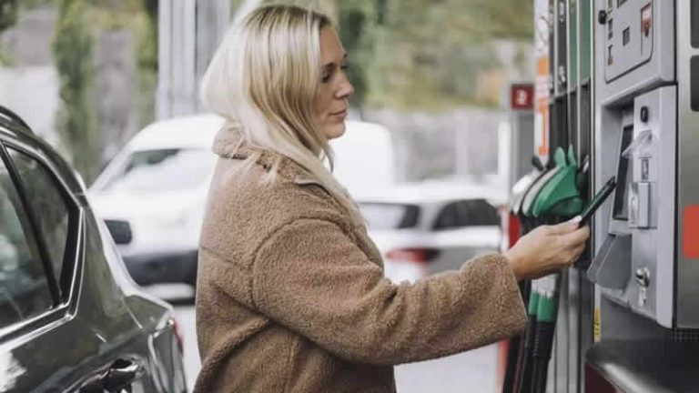 İngiltere’de benzin fiyatları son iki yılın en düşük seviyesine geriledi