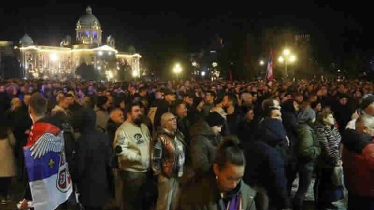 Sırbistan’da gerginlik: Göstericiler Belgrad Belediye Meclis binasına girmeye çalıştı
