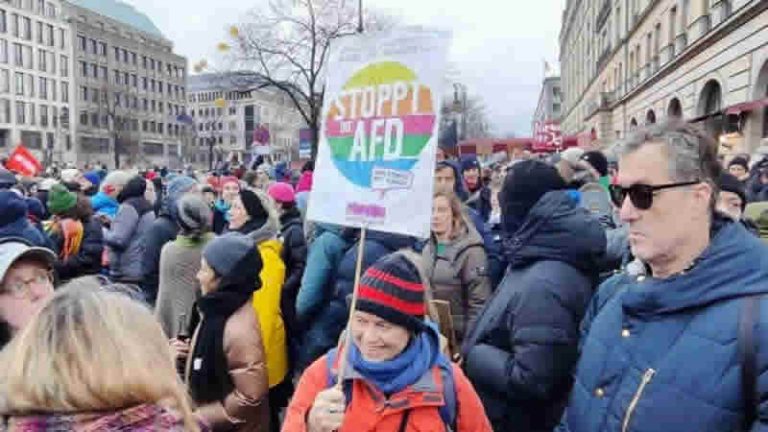 Almanya’da on binler, “toplu sınır dışı” toplantıları yapan AfD’ye karşı sokakta