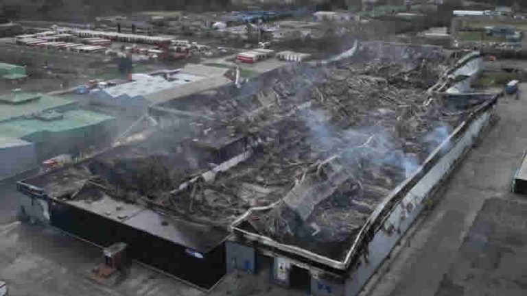 Bridgend Sanayi Sitesi’ndeki yangının ardından bir kişi tutuklandı