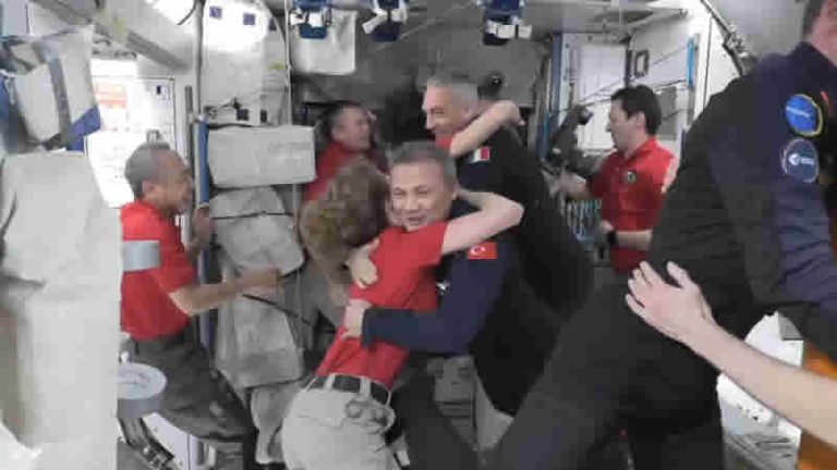 İlk Türk astronot Alper Gezeravcı deneylerine başlıyor