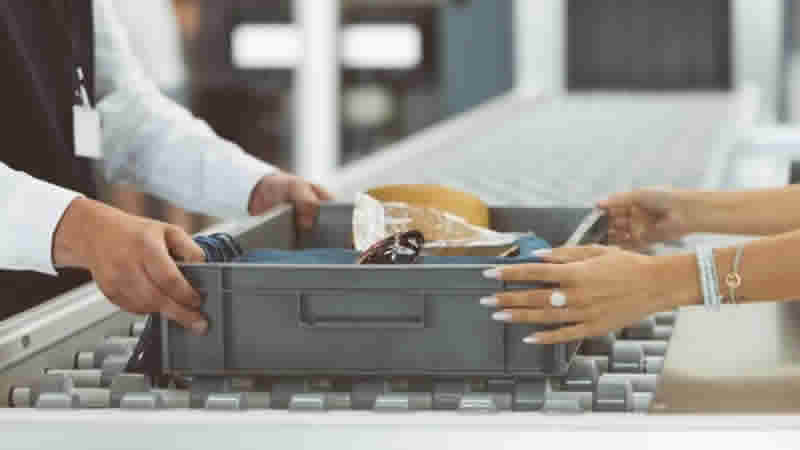 İngiltere havalimanlarındaki teknik sorun nedeniyle sıvı yasağının süresi uzayacak