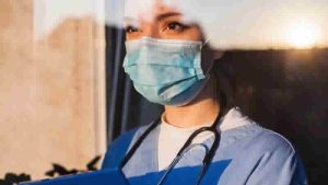 İngiltere, mesleklerini bırakan hekimler için çare arıyor