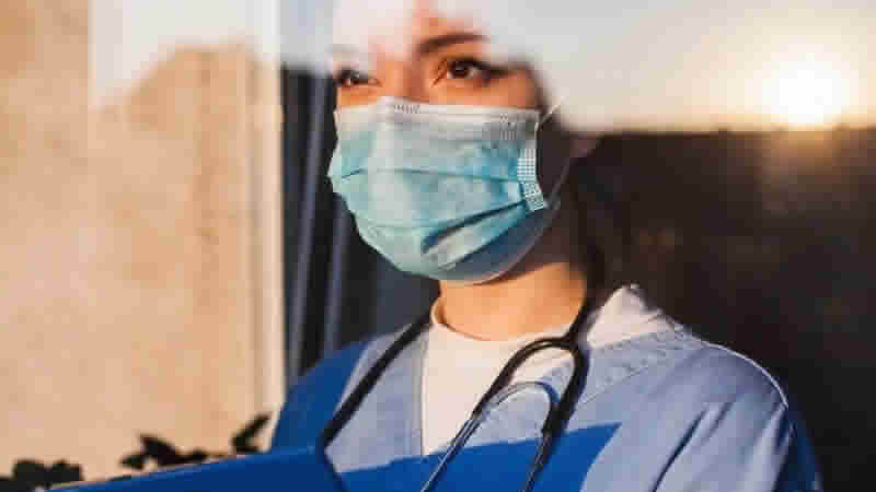 İngiltere, mesleklerini bırakan hekimler için çare arıyor