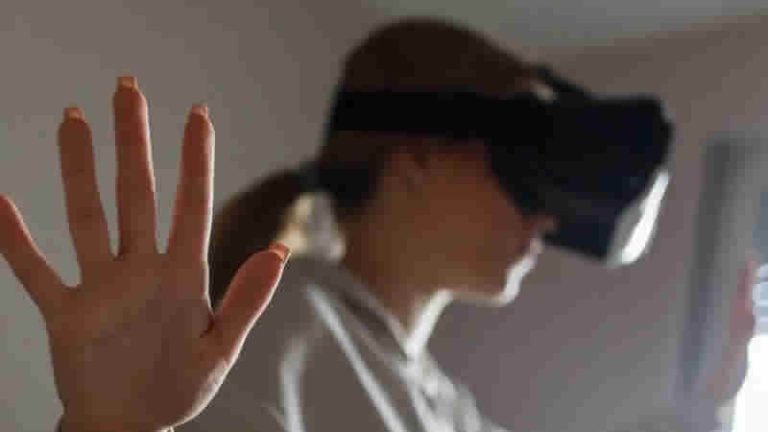 İngiltere polisi,  bir kızın avatarına yönelik sanal cinsel saldırıyı araştırıyor