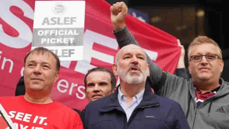 İngiltere’de demir yolu çalışanları greve başladı