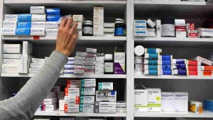 İngiltere’de eczacılar hafif hastalıklara ilaç yazacak