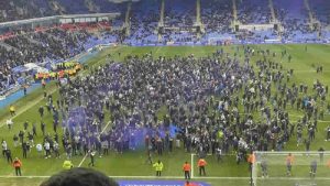 İngiltere’de görülmemiş protesto! Tüm stat sahaya indi, maç ertelendi
