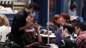 İngiltere’de hizmet sektörü beklentilerin üzerinde büyüdü