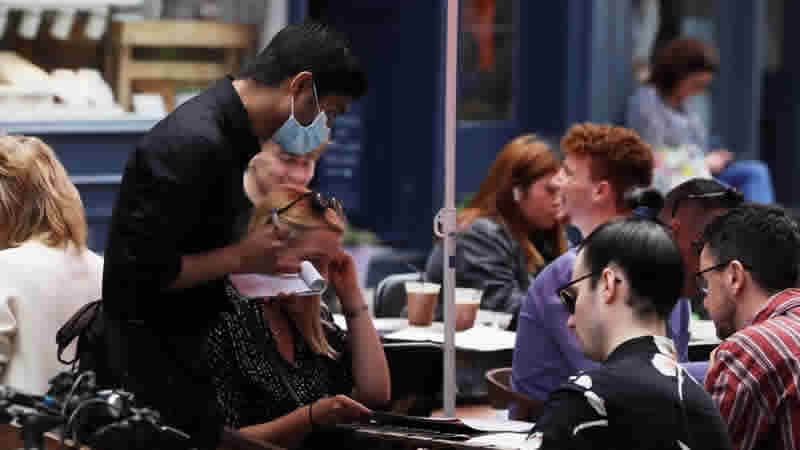 İngiltere’de hizmet sektörü beklentilerin üzerinde büyüdü