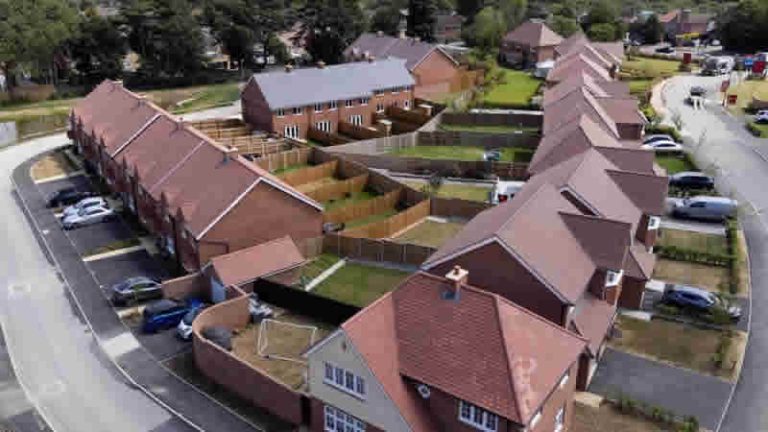 İngiltere’de konut fiyatları yükselişini sürdürüyor