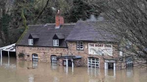 İngiltere’de sağanak yağış sonrası yüzlerce ev sular altında kaldı
