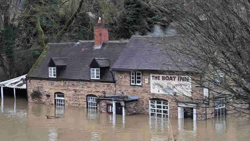 İngiltere’de sağanak yağış sonrası yüzlerce ev sular altında kaldı