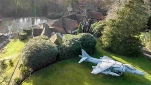 İngiltere’de şaşırtan ilan: Ev alana savaş jeti bedava