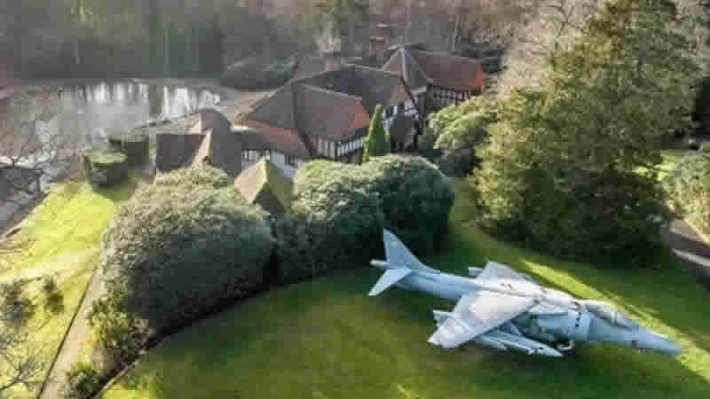 İngiltere’de şaşırtan ilan: Ev alana savaş jeti bedava