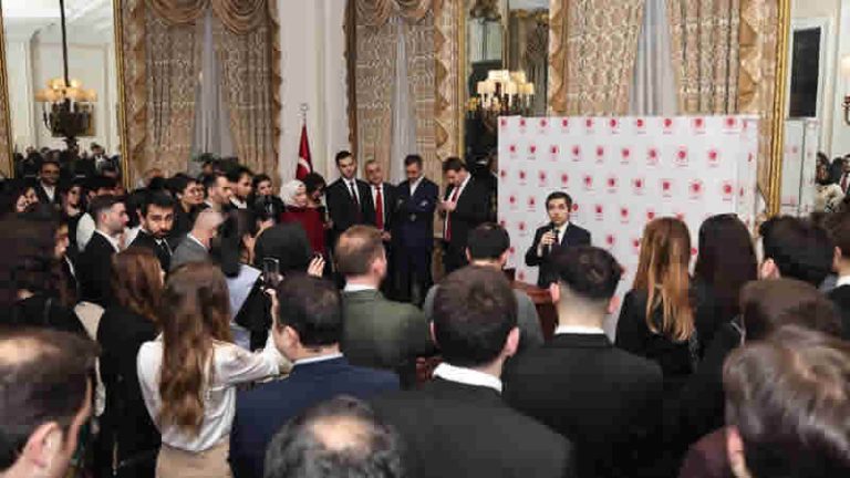 İngiltere’deki Türk iş insanları ve öğrenciler Londra Büyükelçiliği’ndeki etkinlikte bir araya geldi