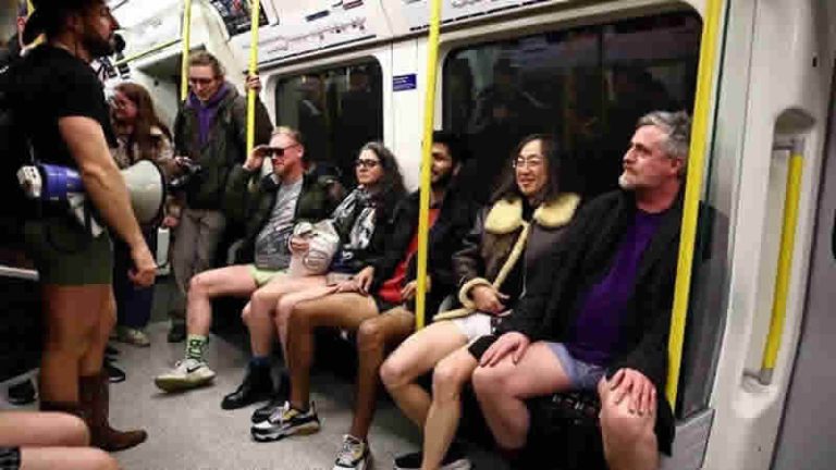 Londra’da geleneksel Pantolonsuz Metro Günü’nde insanlar iç çamaşırlarıyla yolculuk yaptı