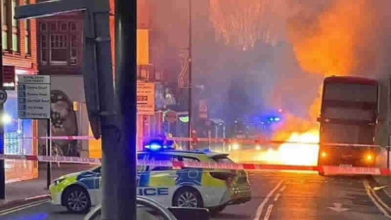 Londra’da yoğun trafik saatinde alev alan otobüs paniğe neden oldu