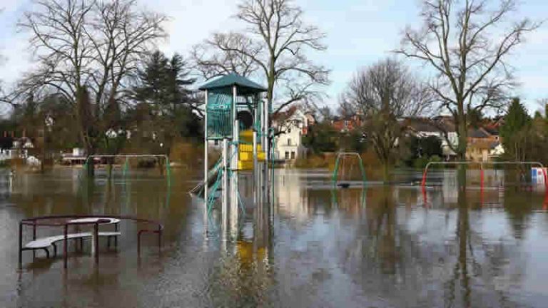 Sağanak yağış sonrası Birleşik Krallık sular altında kaldı