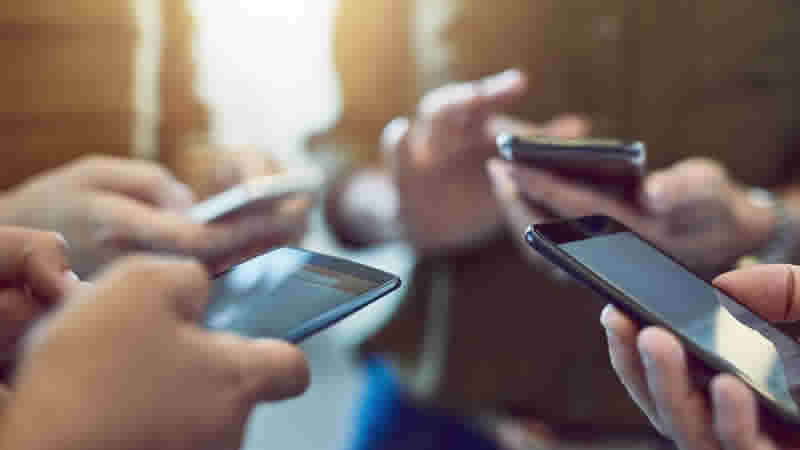 Fransa’da “akıllı telefon istilasına” karşı resmi adım