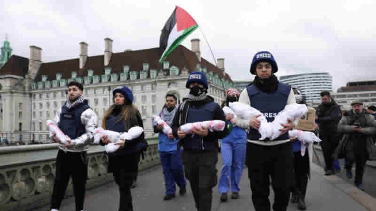 Londra’da Gazze’de öldürülenler için sessiz yürüyüş düzenlendi