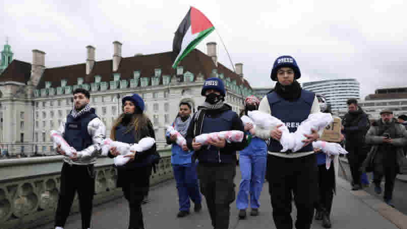 Londra’da Gazze’de öldürülenler için sessiz yürüyüş düzenlendi