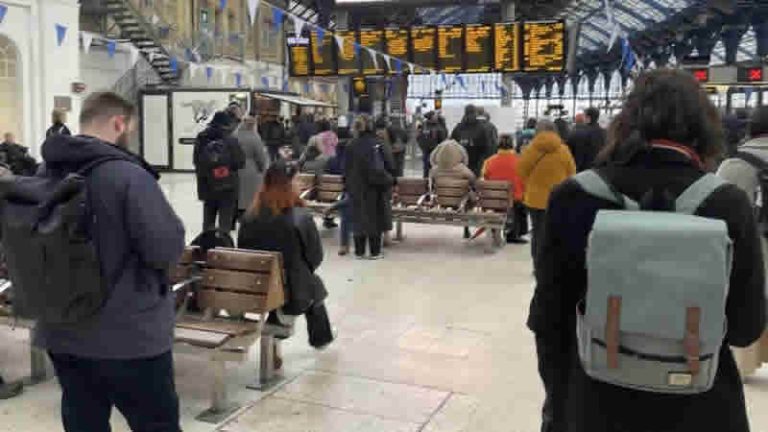 Sussex ve Surrey’deki demiryolu hizmetleri arıza nedeniyle kesintiye uğradı