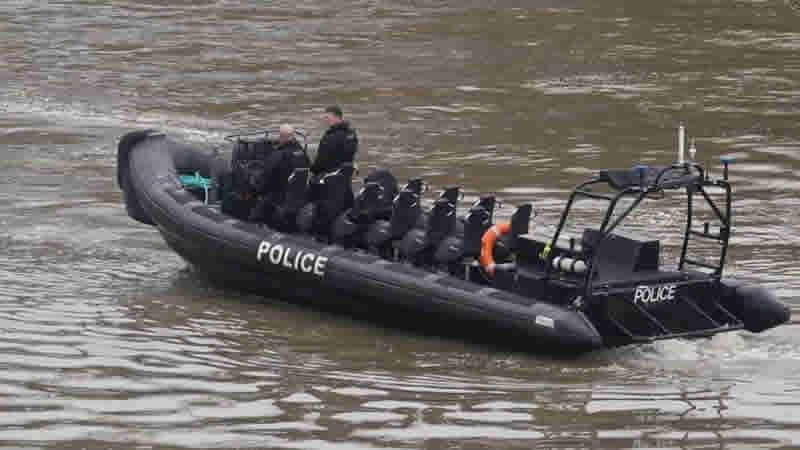 Londra polisi, Thames’te asitli saldırganın cesedini aramaya devam ediyor