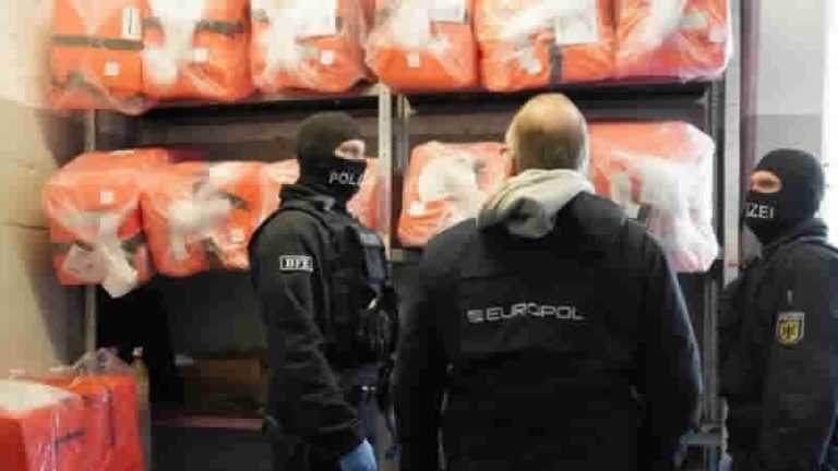 Manş Denizi’nden İngiltere’ye göçmen kaçıran çete çökertildi