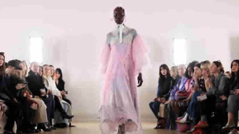 40. Londra Moda Haftası, Paul Costelloe ve Bora Aksu’nun kreasyonlarıyla başladı