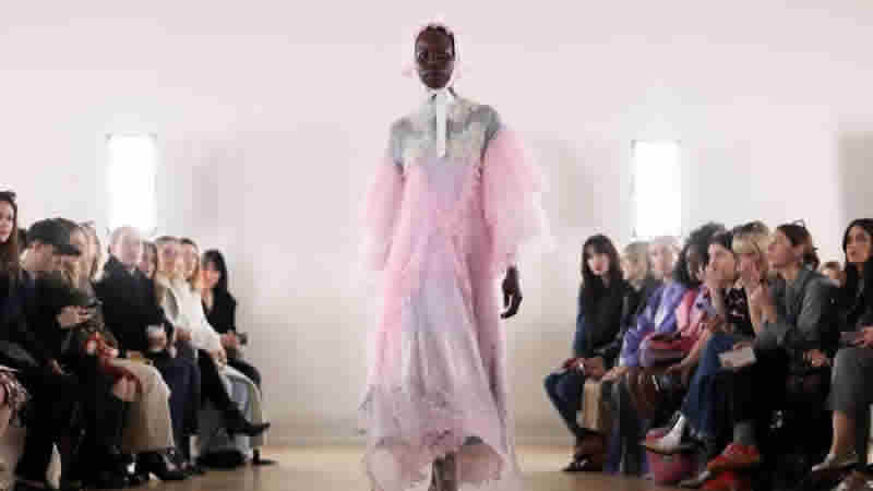 40. Londra Moda Haftası, Paul Costelloe ve Bora Aksu’nun kreasyonlarıyla başladı