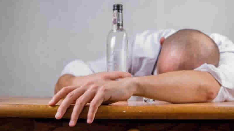 Sarhoşken yüzüstü uyuyan adam kör oldu