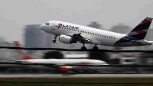 Uçakta hiçbir hastalık belirtisi göstermeyen İngiliz yolcu iniş sırasında hayatını kaybetti