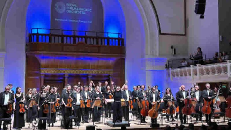 29 yaşındaki Türk Orkestra şefi Nil Venditti Londra’da Filarmoni Orkestrasını yönetti