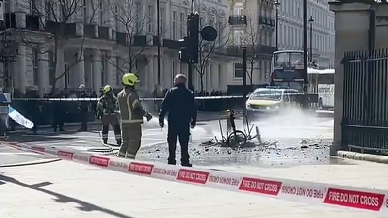  Londra’daki Buckingham Sarayı Önünde Elektrikli Bisiklet Alev Aldı